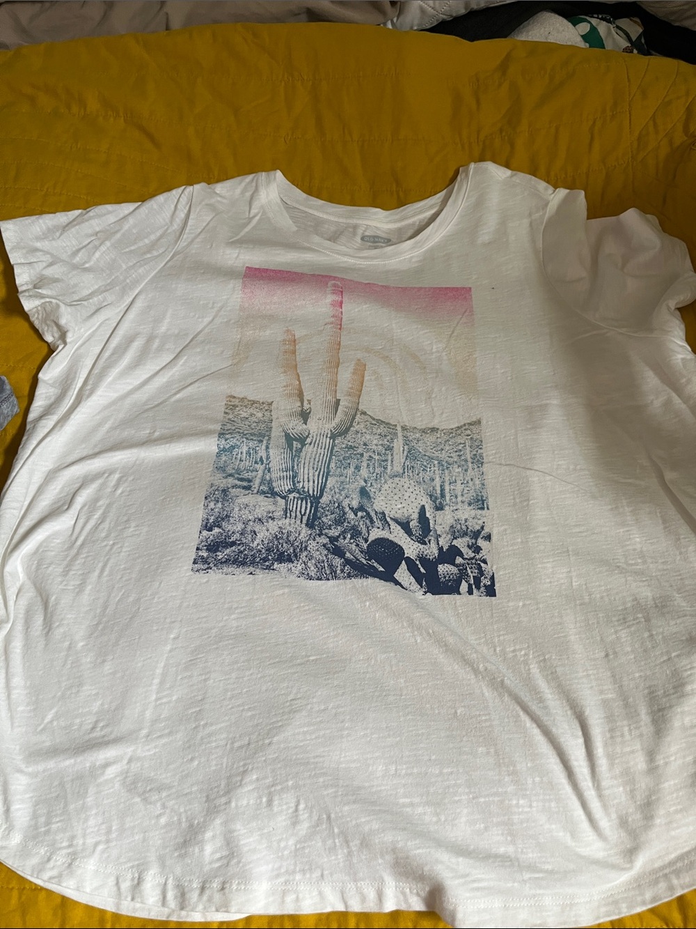 Old Navy 2x women’s assorted graphic t shirts. Lot of 7